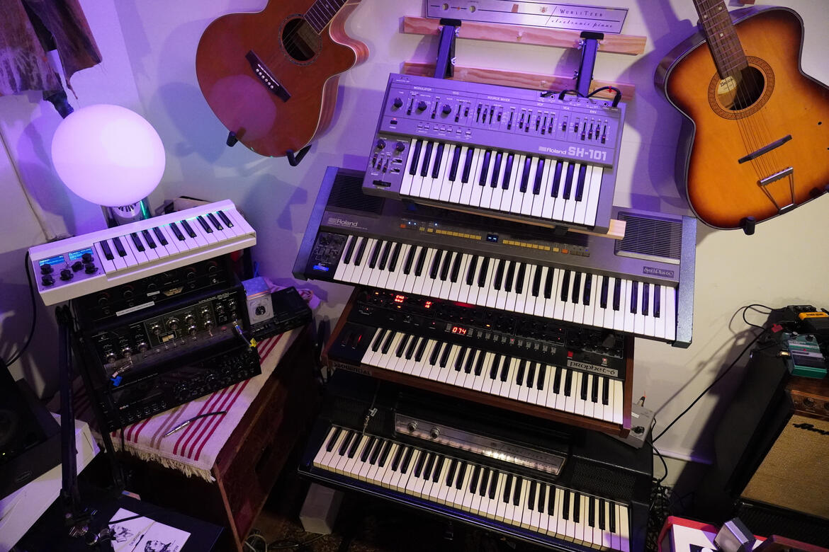 Roland SH-101, Juno 106, Prophet 6, Wurli 200, Mellotron, RE-301, Leslie